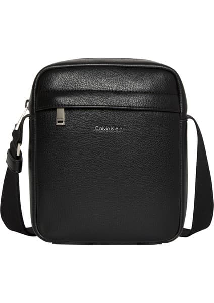 Calvin Klein Erkek Çapraz Çanta LV04D3160GUB1 Siyah Ergonomik Tasarım ile Şık Kullanım