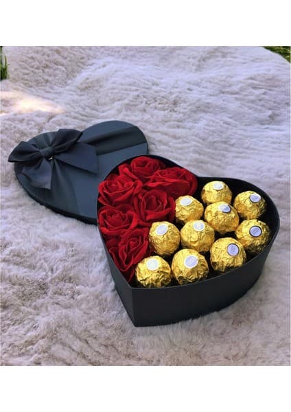 Özbience Kalp Kutusunda Ferrero Rocher Çikolata ve Güller, Zarif Hediye