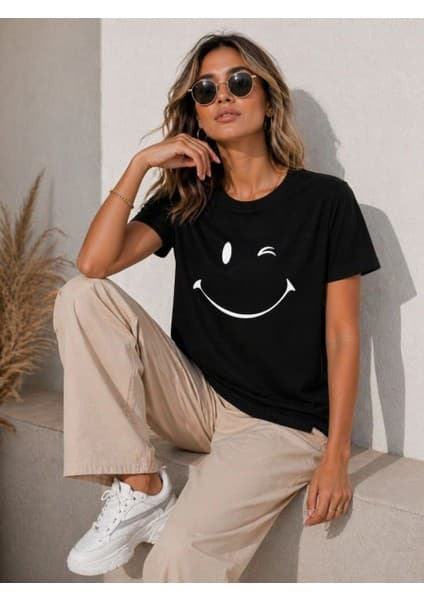 Tarz Yeri Kadın Minimal Gülümseyen Yüz Baskılı Tişört Kısa Kol Yazlık T-Shirt -