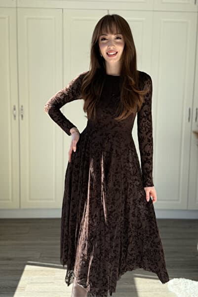 Dilay Gökoğlu Butik Kadife Çiçek İşlemeli Asimetrik Kahverengi Midi Kahverengi Elbise
