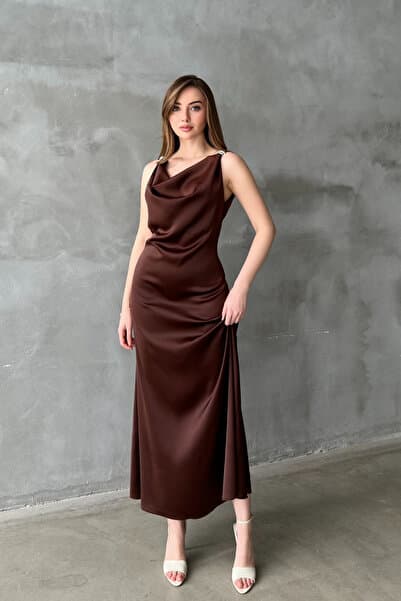 Elbee Fashion Woman Kahverengi Saten Degaje Yaka Omuzlar Tokalı Elbise