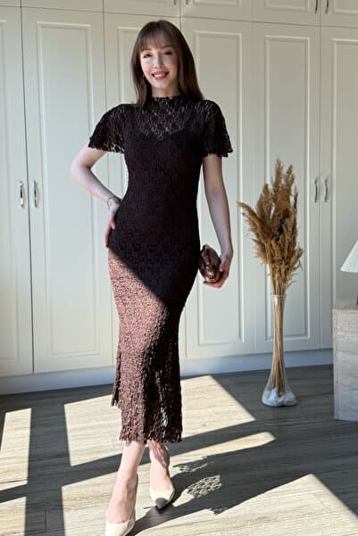 Dilay Gökoğlu Butik Dantelli Kolları Fırfırlı Dik Yaka Midi Zarif Kahverengi Elbise