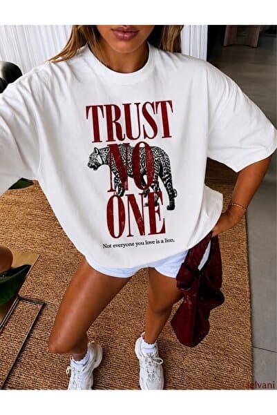 LELVANİ TRUST NO ONE LOVE İS A LİON BASKILI BİSİKLET YAKA TİŞÖRT