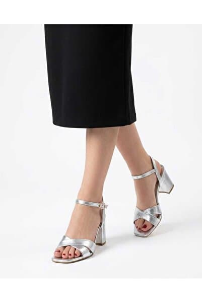 LIVONIA SHOES GÜMÜŞ METALİK ÇAPRAZ BANT KALIN TOPUKLU ABİYE AYAKKABI