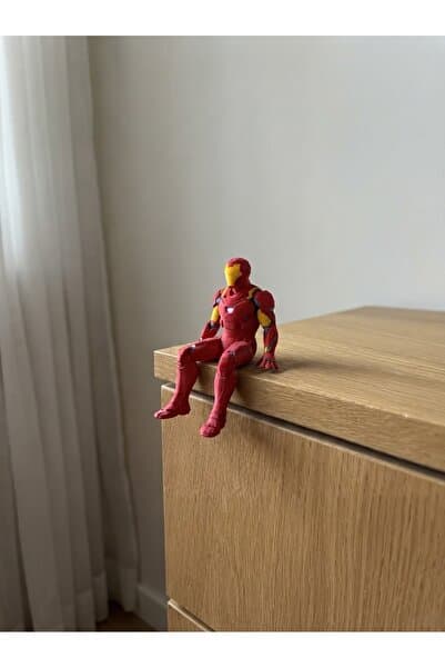 ART CLUB STUDIO 3D Tasarım Oturan Zırhlı Süper Kahraman Maket Figür - Raf Kenarı Dekor Obje 8.5 cm