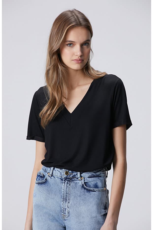Network Siyah Kol Katlama Detaylı Basic T-shirt